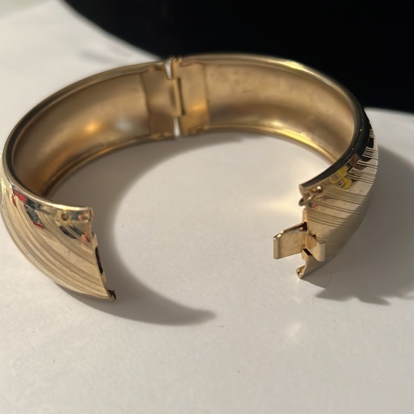 Vintage, gold tone, hinged bangle bracelet - Picture 8 of 9